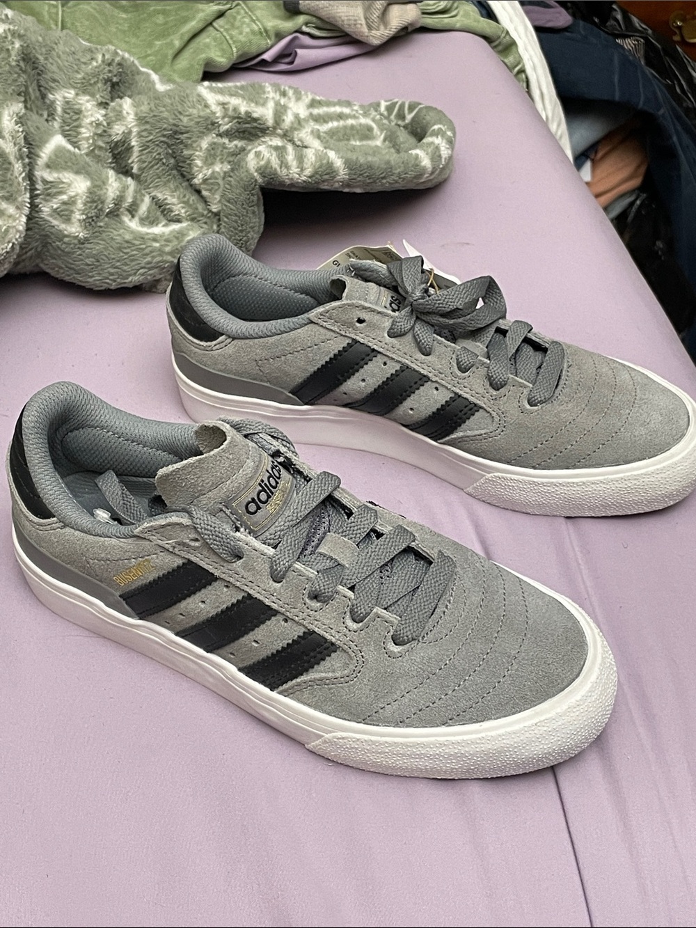 adidas youth big boys/men’s 4 women 5.5 Gray Suede Sneakers with Black Stripes